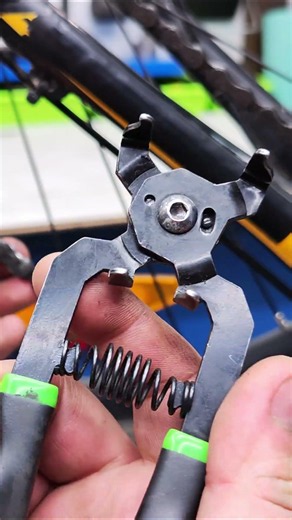 Quickly removes the chain from your bicycle for washing