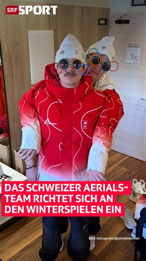 Aerials-Team ist in Livigno gelandet ❄️ Das Aerials-Trio Noé Roth, Pirmin Werner und Lina Kozomara ist an den Olympischen Winterspielen angekommen. Die Wettkämpfe beginnen für sie am Dienstag, was ihre spätere Anreise erklärt. ❄️ An der Eröffnungszeremonie konnte das Schweizer Team nicht teilnehmen. Das hält Roth, Werner, Kozomara und den Trainerstab jedoch nicht davon ab, sich trotzdem feiern zu lassen. 📺 Die Qualifikationen der Frauen (10:45 Uhr) und der Männer (13:30 Uhr) am Dienstag kannst 