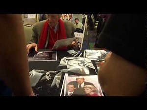 Martin Landau Signing Autographs at the Hollywood Show!