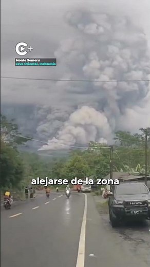 Mount Semeru on high alert: eruption and evacuations in Indonesia | #shorts