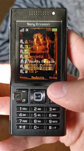 Legendary Worms Reloaded for Mobile Phones