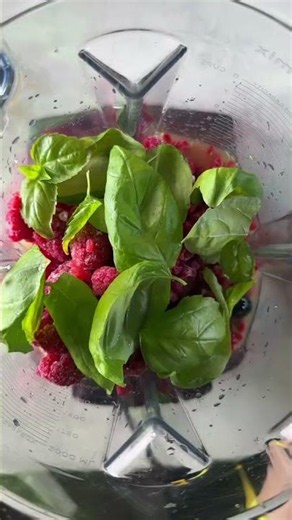Here's why you need to add avocados to your smoothies (full recipe in caption)