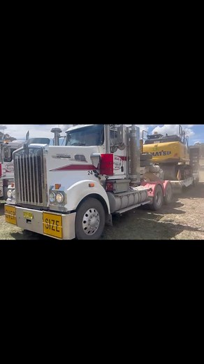Moooove out of the way cattle, we are comin’ in hot 🥵🔥 Snowy & Tommy floating a dozer and digger to Gunning yesterday whilst also disrupting the cattle’s day - sure they weren’t too happy about that! 🤔 🐮 Top job boyzz! 👏 - now moooove out of the way and leave the cattle alone 😆 #divallsearthmoving #divalls #earthmoving #earthmovingdaily #caterpillar #floatmove #truckinglife #goulburn #australia #komatsu #dozer #excavator #kenworth | Divall's Earthmoving and Bulk Haulage