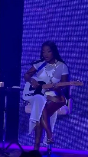 Summer Walker Performing Session 32 Live 2022