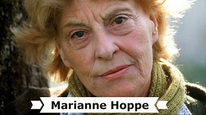 Heute ist der 111. Geburtstag der deutschen Schauspielerin † Marianne Hoppe (eigentlich Marianne Stefanie Paula Henni Gertrud Hoppe). Geboren am 26. April 1909 in Rostock und gestorben am 23. Oktober 2002 in Siegsdorf. Marianne Hoppe, die frühere Ehefrau von Gustaf Gründgens war ein populärer Ufa-Filmstar und eine der bedeutendsten deutschen Theaterschauspielerinnen des 20. Jahrhunderts. Bis 1946 war sie mit dem Schauspieler und Regisseur Gustaf Gründgens verheiratet gewesen, mit dem sie auch di