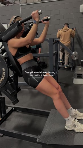 Me 🫱🏻‍🫲🏼 doing the same painful leg day every week. Strong quads won’t build themselves 😌 #legday #legdayworkout #disciplineyourself #consistency #gymgirl