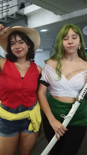COSPLAYS DE LUFFY E ZORO FEMININO! ONE PIECE! #cosplay #anime #event #naruto #onepiece