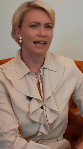 260K views · 4.6K reactions | 75% dos profissionais já deixaram de contribuir em uma reunião por medo da reação do líder. (Estudo: Harvard Business Review, 2022) Quando o ego fala mais alto que a liderança, a equipe se cala. Você lidera para ser ouvido ou para ser bajulado? | Veridiana Cavalheri | Facebook