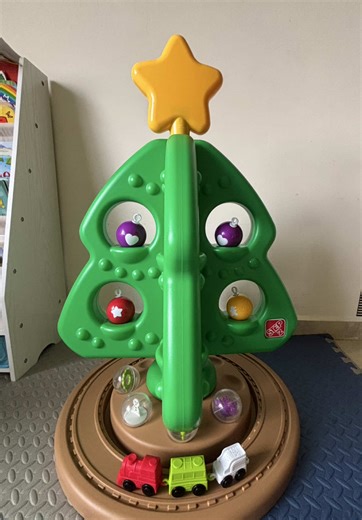 Está es tu señal de comprarle un arbolito Step 2 a tu peque 🎄 Ya es el segundo año que lo tengo y ha sido una buena inversión, mi peque lo ama👌🏻 🔗 https://amzn.to/4952ebG 🔗 #kidschristmasgifts #christmastree #toddlerchristmas #viralchristmastree #fyp