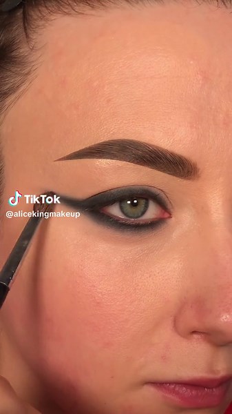 easy ghost eyeliner👻 #halloween #halloweenmakeup #makeup #makeuptutorial #halloweeneyeliner #halloweeneyelook #halloweenmakeuptutorial #halloweenideas #ghost #ghostmakeup