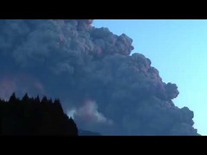 衝撃！新燃岳 大噴火 噴煙の中に稲光が! mount Shinmoedake volcano