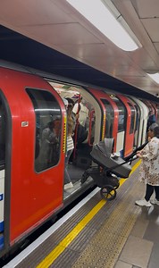 London Underground Rush Hour #london #welovelondon #fblifestyle #londontrain #londonunderground | We Love London