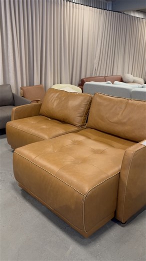 Openbox2 on Instagram: "Design, conforto, resistência, estilo e excelente custo-benefício. Este é o sofá Duno, com acabamento 100% em couro legítimo, sem caixa, bipartido, com 2,20m de largura. É daqueles sofás sofisticados e muito estilosos, mas também extremamente confortáveis para o descanso da família. ✨ Por 6x R$1.679,99 (Cód.: 186464) Compre online em openbox2.com.br e visite a Openbox2 mais próxima! #sofadecouro #courolegitimo #design #saladecorada"