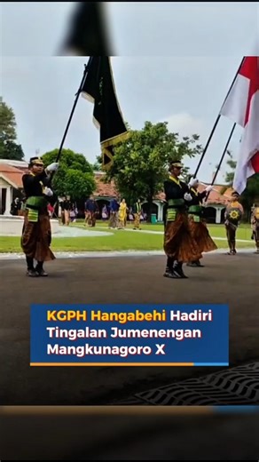 Pakubuwono XIV Hangabehi arrives at the Mangkunegaran Palace