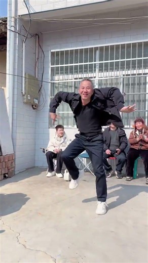 Spring Festival Dance Extravaganza: Celebrate Reunions with Joyful Moves