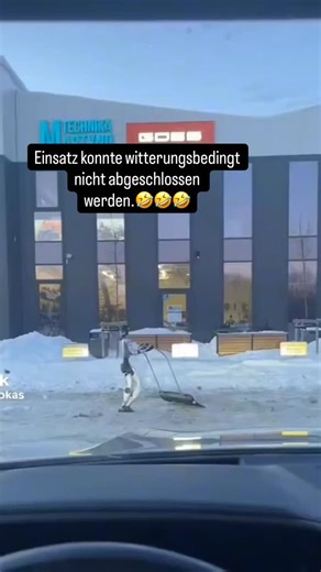 Jasmin Deghaghela | Die Kraft der Natur & Wahrheit on Instagram: "BERLINER ZUSTÄNDE. WINTERDIENST 4.0 – HUMANOIDER ROBOTER AUF GLATTEIS. Litauen, 2026. Ein humanoider Roboter scheitert kläglich an einem verschneiten, vereisten Gehweg. 🤖❄️ Fast schon poetisch – denn genau so fühlt sich der Winteralltag in Berlin an. Technologie am Limit. Menschen auf der Strecke. In Berlin wurde der Einsatz von Streusalz gerichtlich untersagt – auf Betreiben des NaBu. Der Gedanke dahinter: Schutz für Alleebäume 