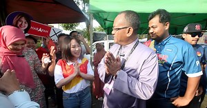 KKB by-election: PH, PN candidates bump into each other at morning market | New Straits Times