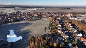 Aus Taura im Landkreis Nordsachsen kommt unsere aktuelle Reportage von "Unser Dorf hat Wochenende": Hier schon mal die schönsten Luftbilder. Und auch beim Sendetermin hat sich ab 2025 was geändert: Samstagabend 19:50 Uhr und wie gewohnt Sonntagfrüh 8:55 Uhr im MDR-Fernsehen. | Unser Dorf hat Wochenende