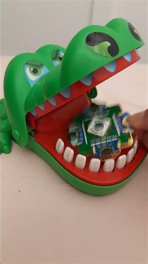 ASMR SATISFYING CROCODILE EATING FRIDGE MAGNET #crocodile #short