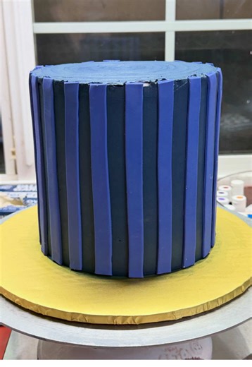 These pinstripes though 😩 I’m so obsessed! I want to do this on every cake now!!! Circus themed cake please?! 🎪 🤡 #cakedecorating #cake #cakes #bakery #baking