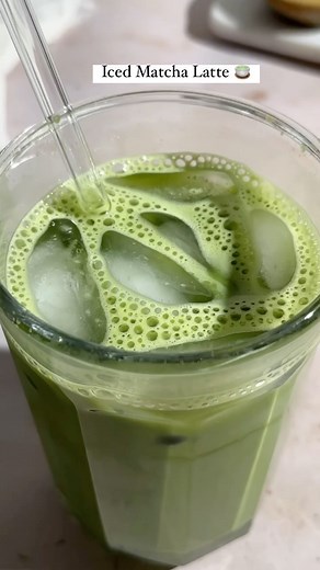 Light, creamy and refreshing iced matcha latte made at home, in the blender in under a minute. This Starbucks copycat recipe taste just as good for a fraction of the price! Comment “matcha” to have the recipe 🔗 sent to your DM! #matcha #matchalatte #starbuckscopycat #recipeshare | GimmeDelicious