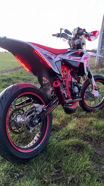 Luces LED para moto roja - Beta 50cc - Video Track