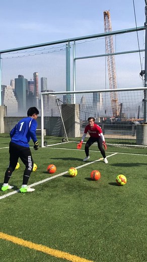 Let’s gooo🧤🧤working on 1vs.1 💪🏽Tag a goalkeeper who needs that drill #doityourself #soccer