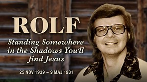 Kära Vänner! Så är Allhelgonahelgen här igen, en tid när vi minns och hedrar våra nära och kära. Ljusen vi tänder är symboler för saknad och kärlek. Kanske har vi lättare att tala om livets djupa frågor dessa dagar när vi besöker en kyrkogård och ser att vi inte är ensamma utan många som delar på minnen, sorg och längtan. Vi känner tacksamhet för de liv som varit, för saker man gjorde tillsammans. Ljusen vi tänder är också en påminnelse om hoppet, om en värld som väntar "bortom blommorna och sån