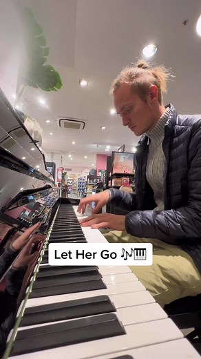 Carl Le Pianiste Performs Let Her Go - Piano Cover in Public