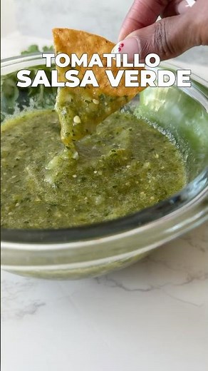 This salsa verde recipe is Too Easy to Be This Good! #salsa #recipe