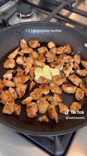 finally did it… blended cottage cheese as sauce.. verdict 10/10!!! You HAVE to try this creamy sundried tomato chicken over pasta!!! Wowow