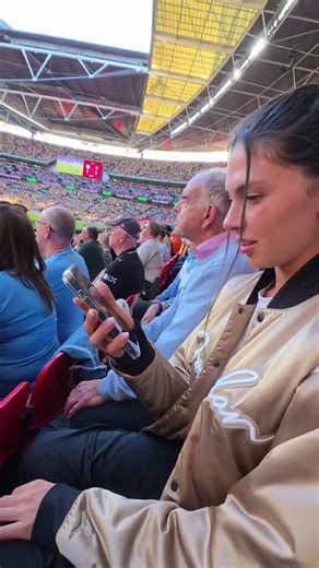 Elle était dans le stade en train de regarder le match en direct.Son application lui affiche le but de City AVANT qu’il soit marqué sur le terrain.Comment c’est possible ? 🤔