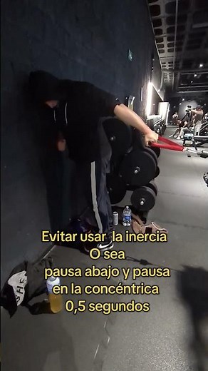 Curl bayesian altura cadera en polea.