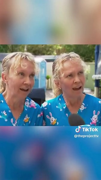 A couple of identical twins from Queensland went viral after they were interviewed by Network 10 about an alleged armed carjacker; without knowing, they were perfectly in sync for the entire interview.