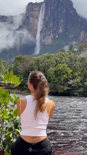 ¡Disfruta de Canaima con nuestras promociones de Black Friday Nuestro hotel ofrece una estancia inigualable en el hermoso entorno de Canaima, rodeado de paisajes naturales impresionantes. Durante tu estancia, podrás disfrutar de habitaciones cómodas y bien equipadas, con todas las comodidades que necesitas para una estancia agradable. Además, nuestro personal amable y servicial estará encantado de ayudarte con cualquier consulta o solicitud que puedas tener. Además, aprovecha nuestras promocione