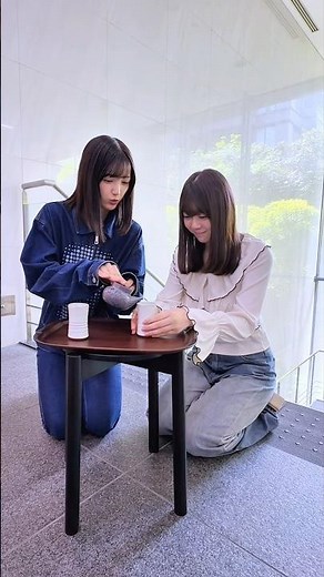 階段を駆け上がってお茶会をする五百城茉央と冨里奈央 260424