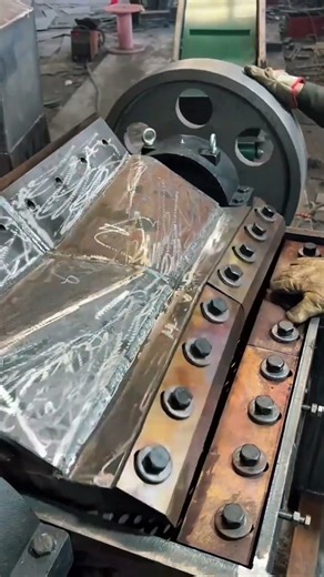 Crusher blade display