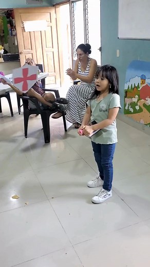 Uno de los componentes de Classical Conversations es las PRESENTACIONES. Los niños presentan sus intereses, esforzándose por investigar y conocer más acerca de ellos. Relacionando los temas estudiados en historia, geografía, etc. NUESTRA META ES CONOCER A DIOS Y DARLO A CONOCER Familias que buscan criar hijos para la gloria de Dios. | Classical Conversation - Honduras