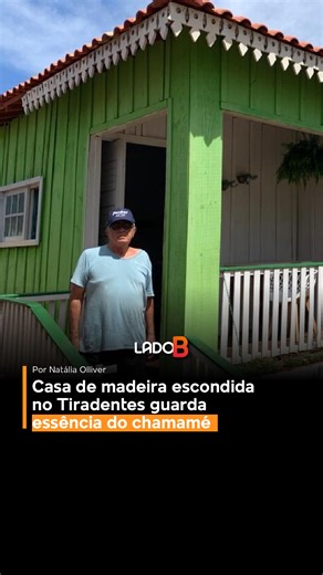 Orlando Rodrigues, de 83 anos, e sua esposa Cláudia Bordin, de 75, são guardiões de uma pequena casa de madeira na Rua Coronel Salustiano Lima, em Campo Grande. O local foi construído para ser um Centro Histórico do Chamamé, após a venda do antigo centro cultural no Bairro Chácara Cachoeira. A residência, inspirada no estilo rústico e regional, abriga uma vasta coleção com cerca de 200 livros sobre chamamé e 150 LPs originais. Orlando, engenheiro civil aposentado, dedica-se à preservação desta m