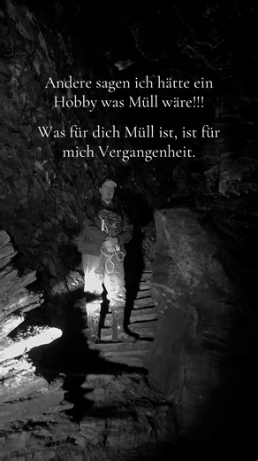 #urbex #adventure #viralvideos #explorepage✨ #lost Für manche sind das nur kaputte Häuser. Müll. Alte, wertlose Ruinen. Für mich sind es Orte voller Geschichten. Jeder bröckelnde Putz, jede rostige Tür, jedes verstaubte Fenster erzählt von Menschen, die dort gelebt, gearbeitet, gelacht oder geweint haben. Lost Places sind keine Schrottplätze sie sind eingefrorene Zeit. Ich gehe da nicht rein, um etwas kaputt zu machen. Ich gehe rein, um zu verstehen. Um zu fühlen, was einmal war. Um Geschichte z