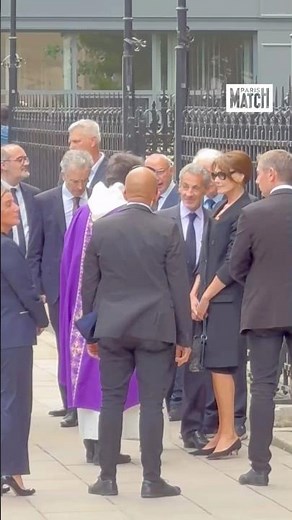 Carla Bruni et son mari Nicolas Sarkozy arrivent aux obsèques de Bernadette Chirac.