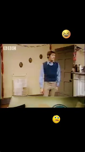 🤣🎄 “Ooh Betty… the cat’s done a whoopsie in my beret!” Frank Spencer remains one of the most iconic British comedy characters of all time. Played brilliantly by Michael Crawford in Some Mothers Do ’Ave ’Em (1973–1978, with specials later), Frank was the loveable but disaster-prone everyman who could turn even the simplest task into absolute chaos. 😂 In this unforgettable Christmas sketch, Frank is sent out to buy a Christmas tree. 🎄 Easy, right? Except when Frank’s involved! By the time he g