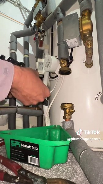 Replacing a Wilo heating pump today with a Grundfos UPS3 🔧🔥 The build quality on the Wilo was honestly shocking… the Grundfos weighed about three times heavier — proper solid bit of kit 💪⚙️ Quick swap, system happy again, heating flowing like it should 🔥👌 @Grundfos Official #plumbinglife #heatingengineer #grundfos #boilerrepair #coventry