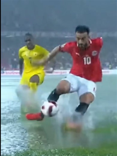 مباراة مصر وزيمبابوي: الملعب يتحول لحمام سباحة 😂