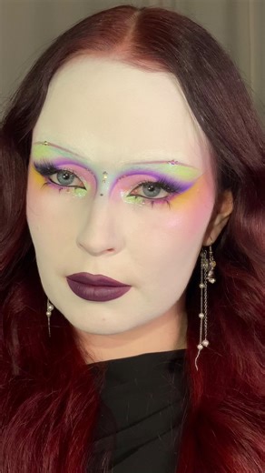 freja bermann on Instagram: "WAIT for the final reaction 😹 had so much fun creating this ✨ look inspired by @beaucockrell created using (annonce, gave — gifted products are marked) base @glisten_cosmetics spectra base + set in white* @kaleidosmakeup mono blushes in dreamwalk* eyes @beautybay pastels + youtopia palette* @lethalcosmetics candy kingdom palette* @karlacosmetics birdsong pigment* @unleashia glitterpedia eye palette* @romandyou better than palette (light & glitter garden)* @inglot_co
