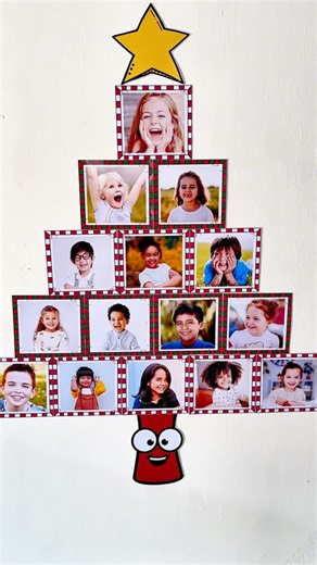 Kit Kids Escolar on Instagram: "🎄 ÁRVORE DE NATAL DAS MEMÓRIAS! 🌟 Torne o ambiente escolar ainda mais mágico com nosso Mural de Fotos em formato de Árvore de Natal! 🌠 ✅ Pronto para impressão em PDF ✅ Vídeo tutorial para adicionar fotos ✅ Opção colorida e para colorir ✅ Altura: 1,3m | Largura: 96cm Crie uma árvore colaborativa com as crianças! Desenhos e fotos tornam o espaço inesquecível! 🎨📚 ♥️ Sigam @kitkidsescolar e @profbiancapeixoto 😲Conheça nossos planejamentos de aulas e materiais pa