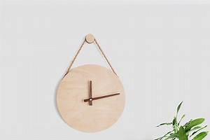 Amazon tiene un reloj de pared minimalista y creativo, que se instala sin usar taladro, y cuesta menos de 70 euros