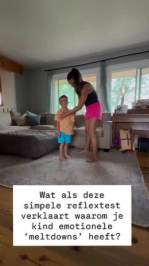 Dit is namelijk een test om te kijken of de Mororeflex actief is. De Mororeflex is een schrikreflex. Trigger je de reflex, dan zie je kinderen vaak schrikken met hun lijf. Deze reflex is zichtbaar bij kinderen die snel schrikken en daarin blijven hangen (paniek, boos, huilen), snel overprikkeld zijn en snel in een vecht- of vluchtreactie terecht komen en daarom emotionele ‘meltdowns’ hebben (snel boos, huilen, overstuur). De reflex is al zichtbaar bij een baby en is onder andere helpend in het n