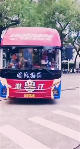 湛江队以4比1战胜格局中湛江球迷狂欢震撼全场#以球之名，为城而战 #去感受足球场上的热血狂欢 #最接地气的城市足球联赛 #摇旗呐喊助威 #最燃球迷