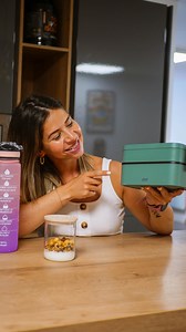 Idée lunch box ⤵️ Pour midi 🍅Gratin de tomates/ mozzarella 🍗Escalope de poulet 🍚Quinoa Pour ma collation : 🥣Fromage blanc 🌰Noisettes 🥄Purée de noisettes Références produits @5five_france utilisés: • Planche à découper 35x28 cm, bac inox/ Bambou • Couteau Santoku inox - lame 18cm Silver Précision • Set de 3 bocaux en verre, 350ml Hermet • Mandoline multi-découpe 10 pièces • Bouteille avec paille en silicone intégrée - 1L • 3 petites boîtes rect de conservation verre ClipEat C’est prouvé, un